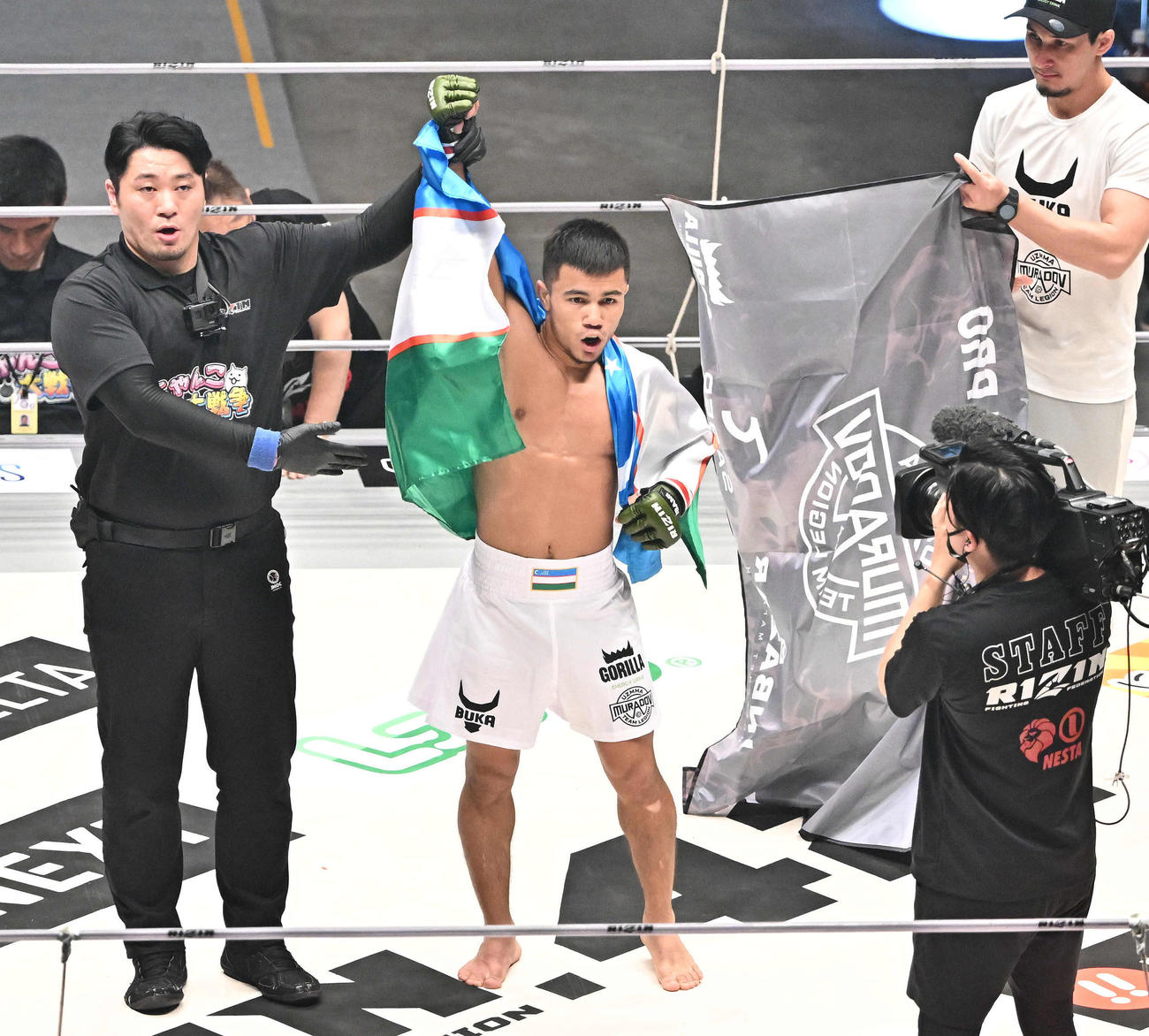 1回、浜本“キャット”雄大に勝利し勝ち名乗りを受けるラマザン・テミロフ（撮影・滝沢徹郎）