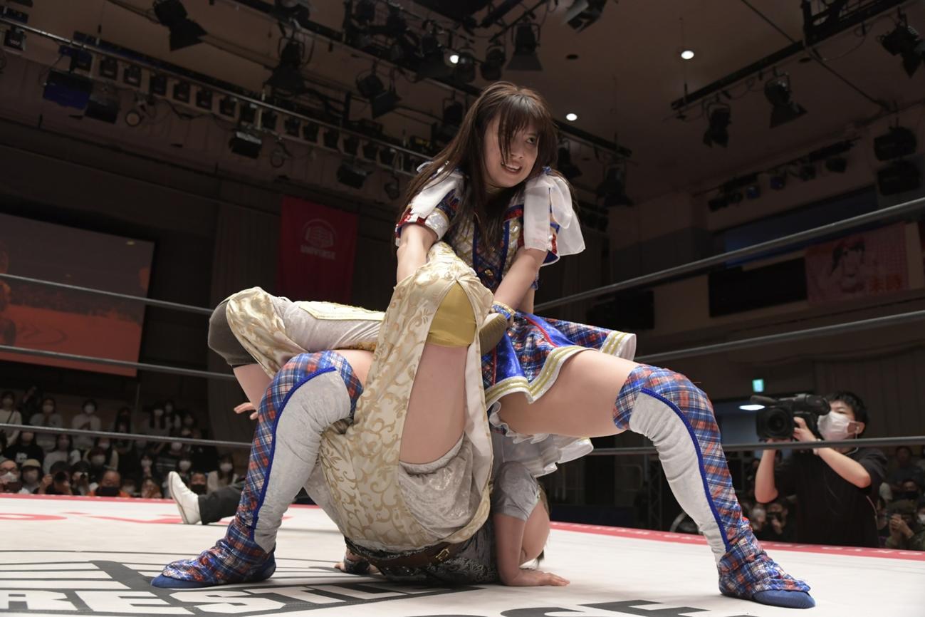 東京女子プロレス後楽園大会　坂崎ユカ（下）を攻める荒井優希（東京女子プロレス提供）