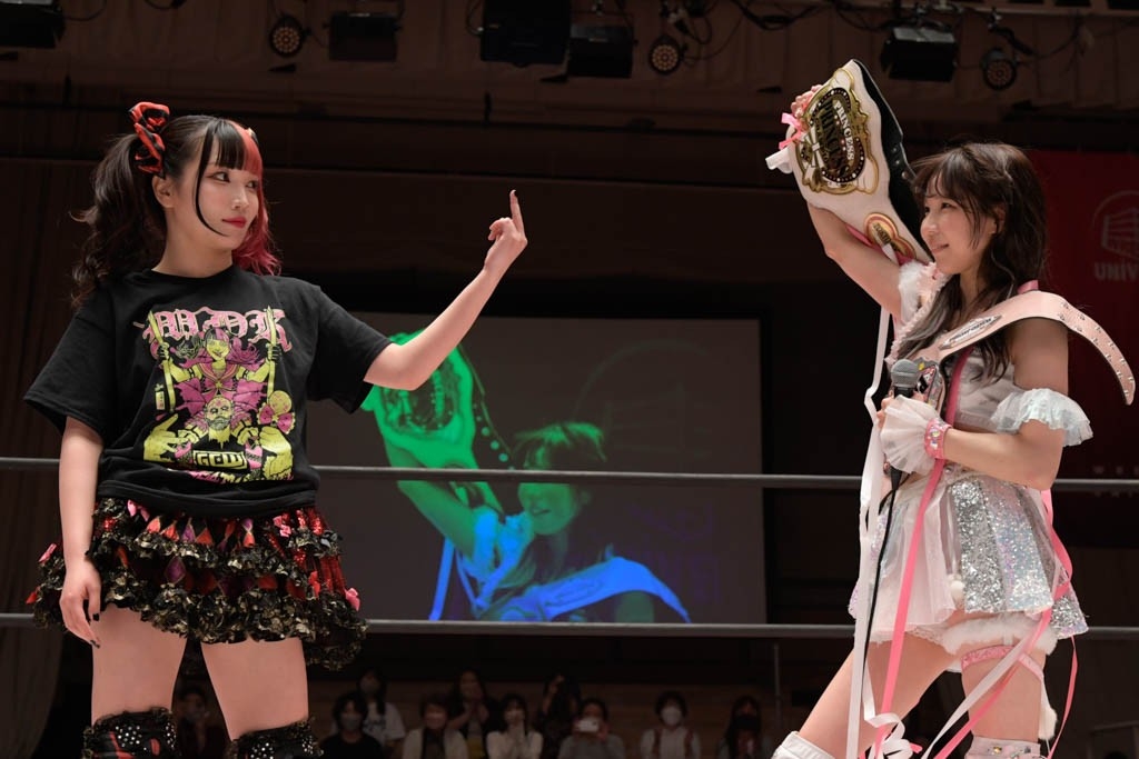 東京女子プロレス後楽園大会　2度目の防衛に成功した瑞希（右）に挑戦表明した伊藤麻希（東京女子プロレス提供）