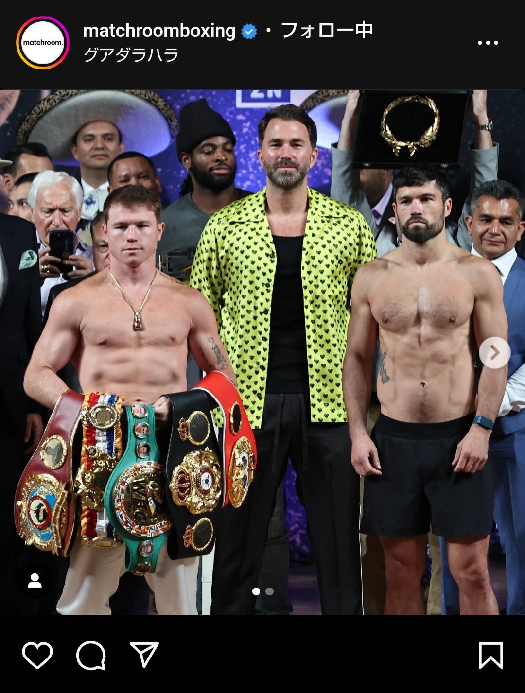 計量クリアした4団体統一スーパーミドル級王者サウル・アルバレス（左端）。右端がWBO世界同級暫定王者ジョン・ライダー（マッチルーム社公式インスタグラムから）