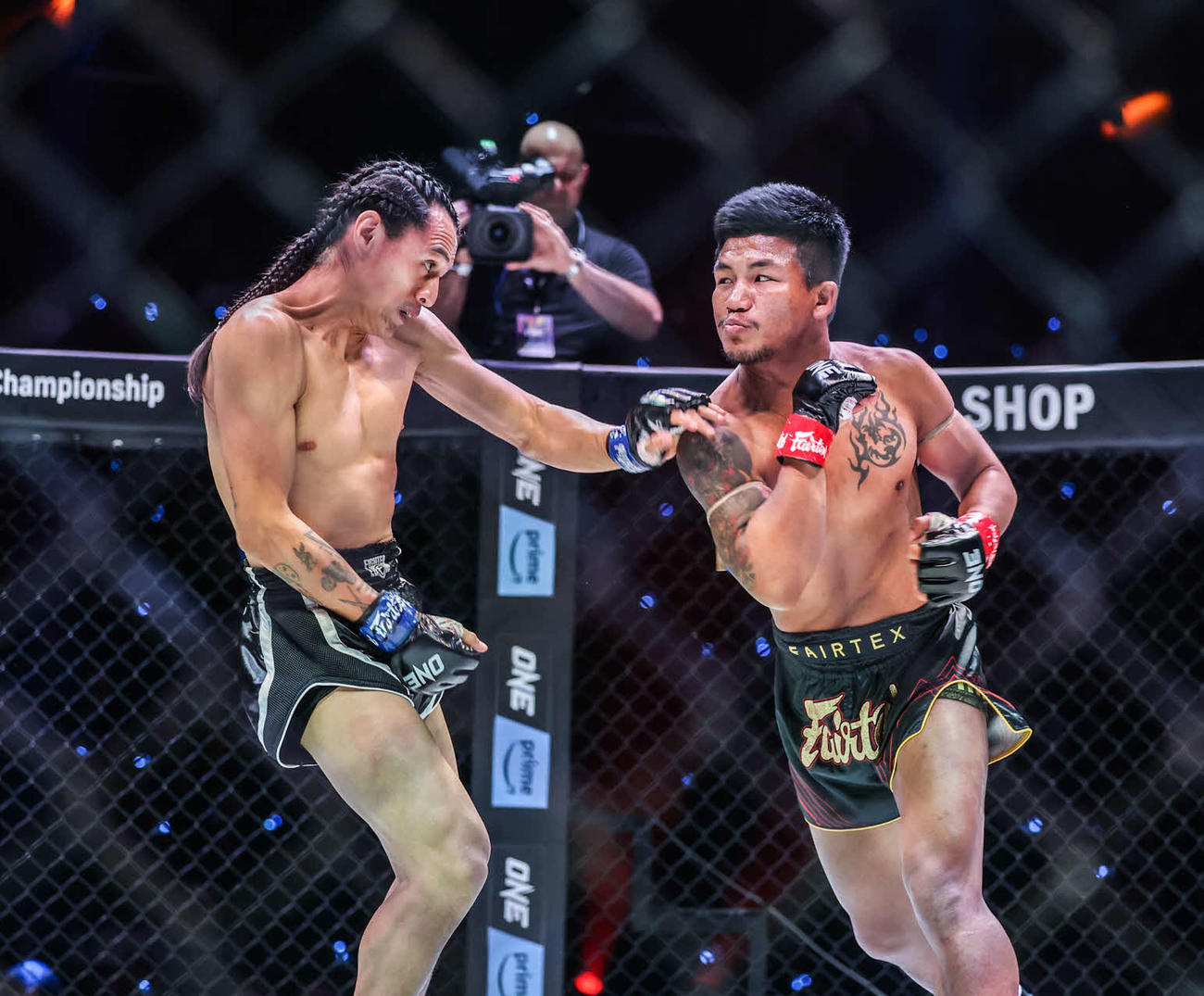 挑戦者エドガー・タバレス（左）と打ち合うONEフライ級ムエタイ王者ロッタン・ジットムアンノン（C）ONE Championship