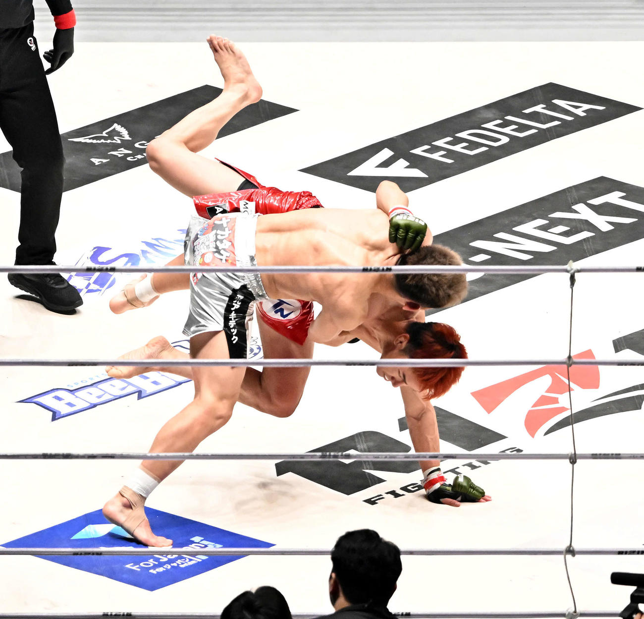 2回、朝倉海（後方）は元谷に投げられる（撮影・滝沢徹郎）