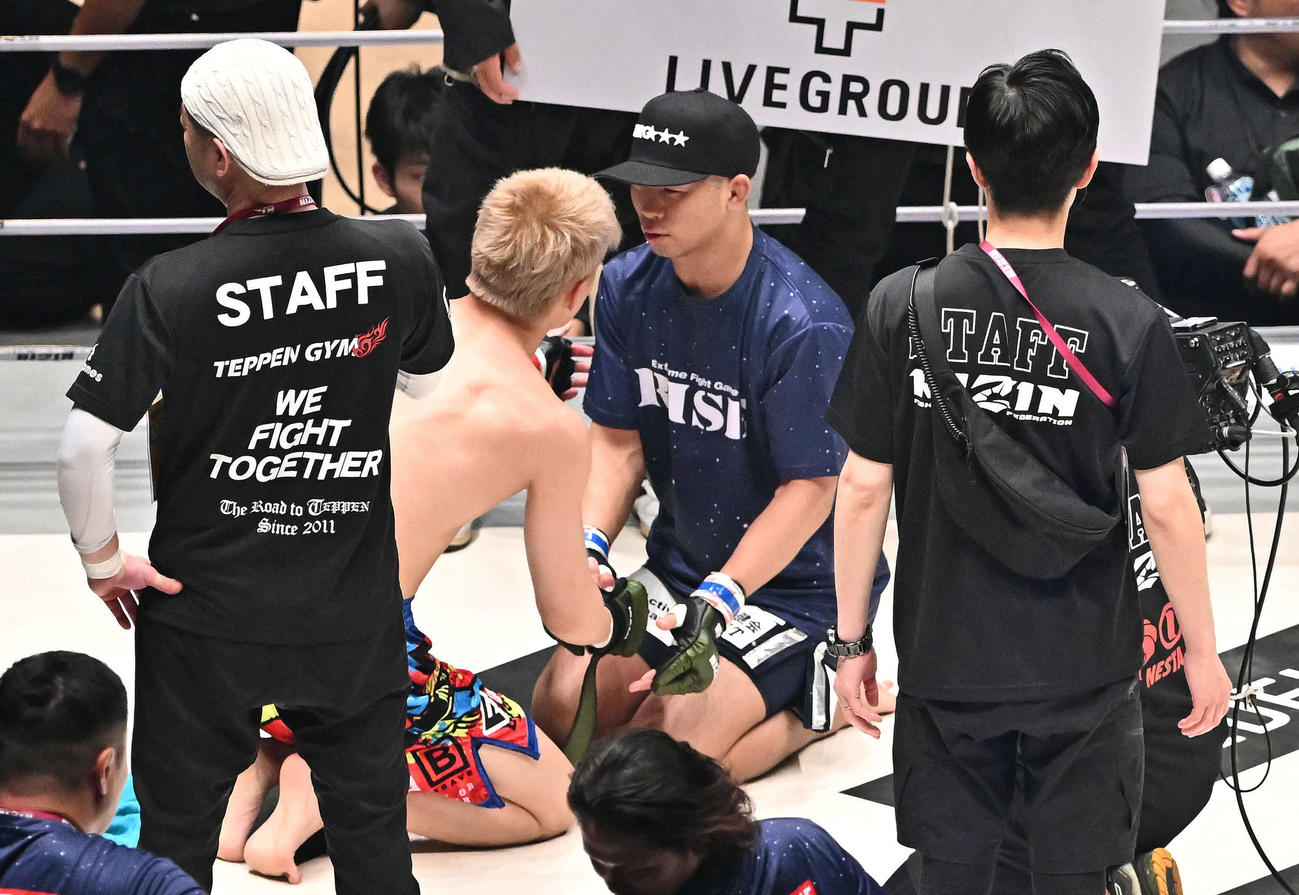 試合後、言葉を交わすYA－MAN（右）と三浦孝太（撮影・滝沢徹郎）