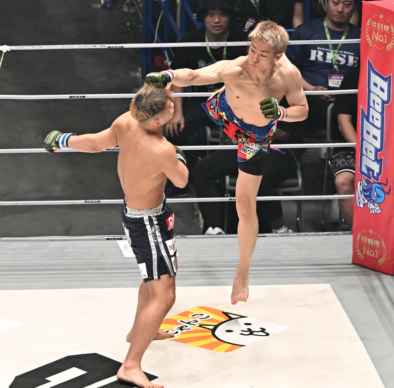 1回、三浦孝太（右）はYA－MANにパンチを見舞う（撮影・滝沢徹郎）