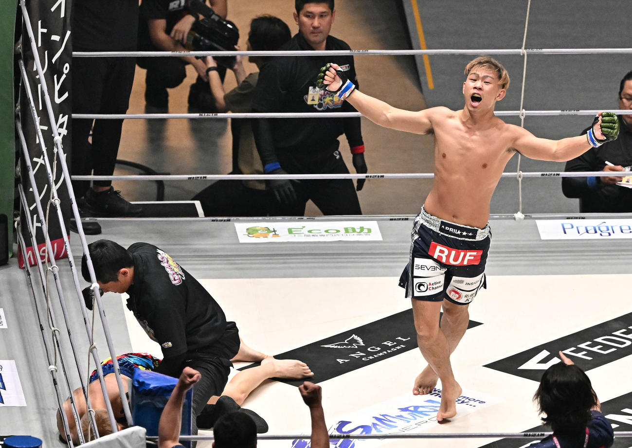 1回、三浦孝太（左）に勝利し喜ぶYA－MAN（撮影・滝沢徹郎）
