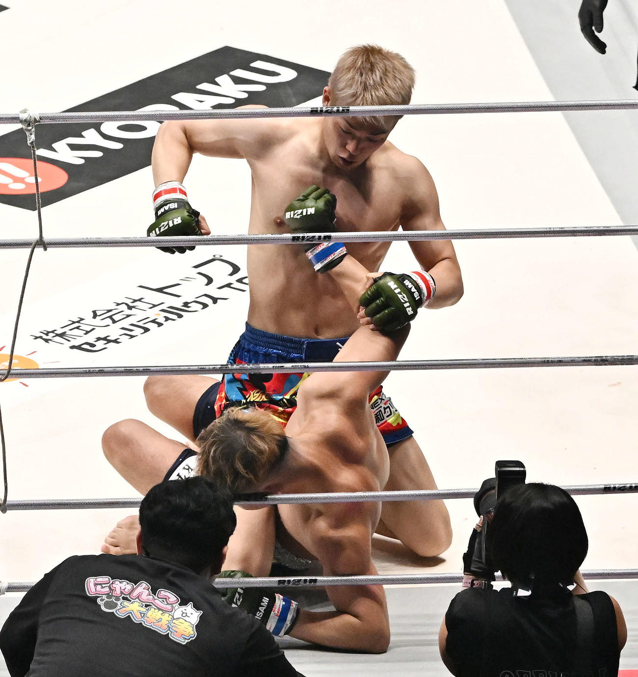 1回、三浦孝太（上）はYA－MANにパンチを打ち込む（撮影・滝沢徹郎）