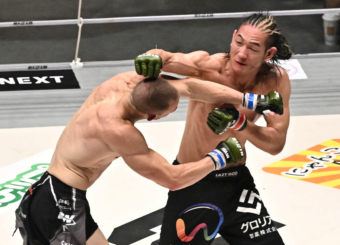 3回、佐々木憂流迦（右）はボイド・アレンにパンチを打ち込む（撮影・滝沢徹郎）