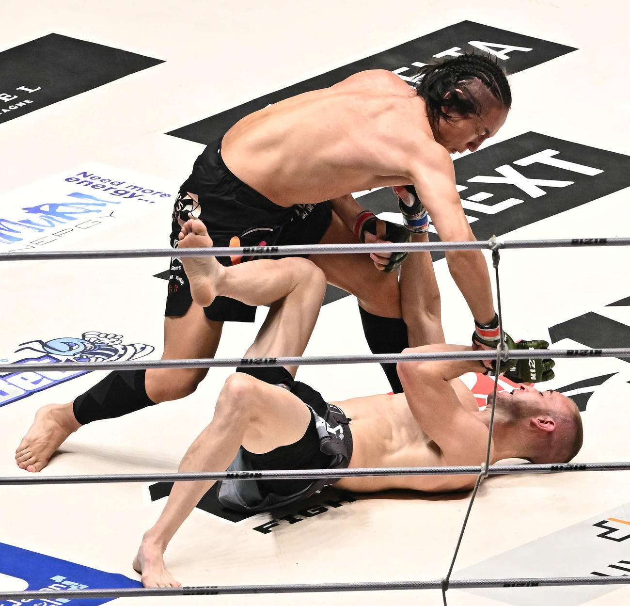 2回、佐々木憂流迦（上）はボイド・アレンにパンチを打ち込む（撮影・滝沢徹郎）