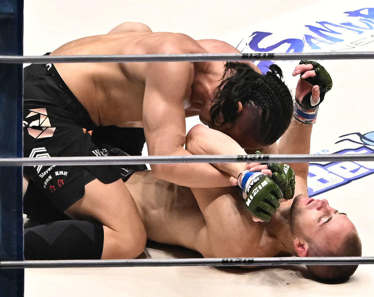 3回、佐々木憂流迦（上）はボイド・アレンの腕を攻める（撮影・滝沢徹郎）