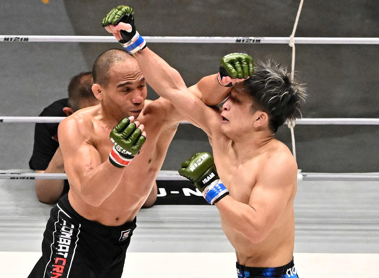 3回、パンチを打ち合うジョン・ドッドソン（左）と竿本樹生（撮影・滝沢徹郎）