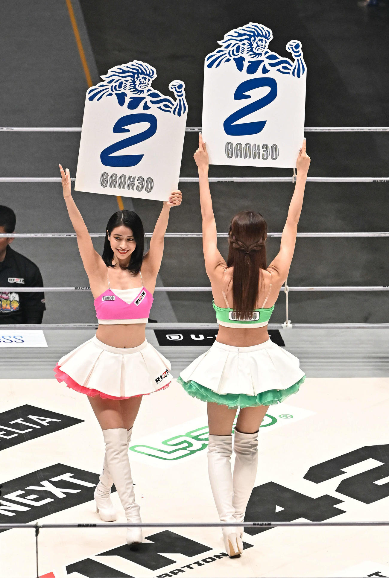 リングを彩るラウンドガール（撮影・滝沢徹郎）