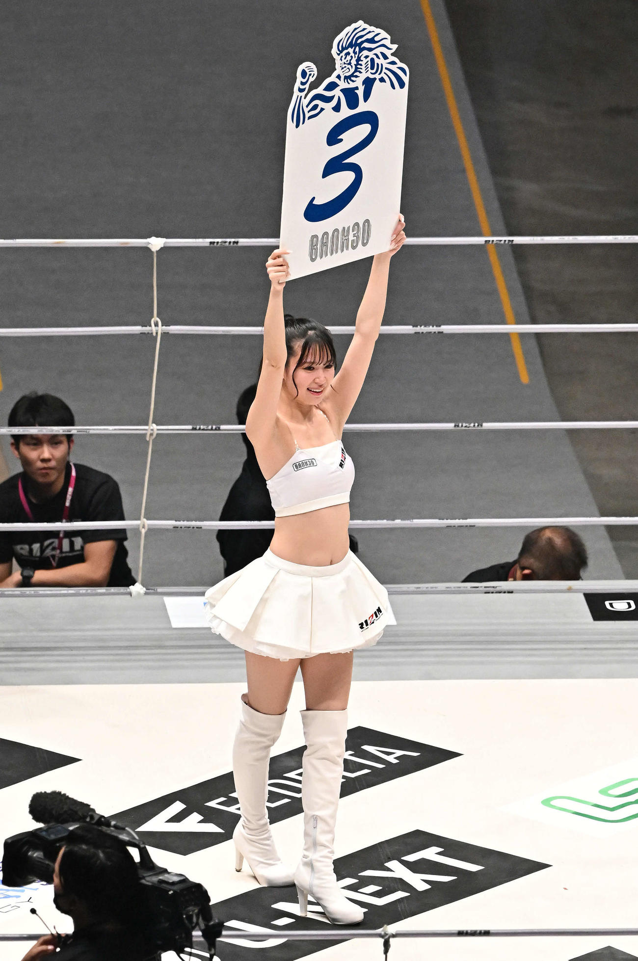 リングを彩るラウンドガール（撮影・滝沢徹郎）