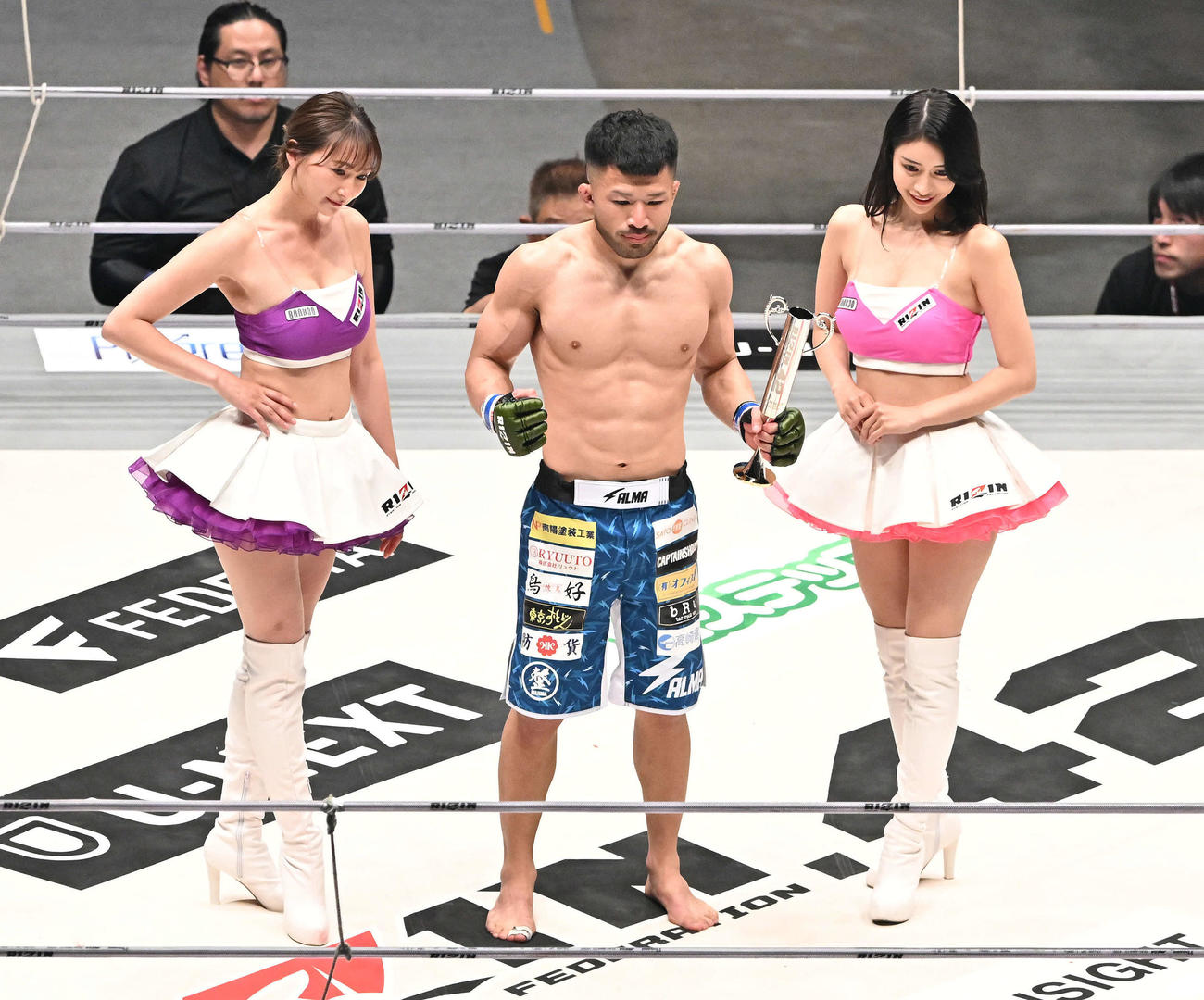 摩嶋一整は芦田崇宏に一本勝ちしラウンドガールと記念撮影する（撮影・滝沢徹郎）