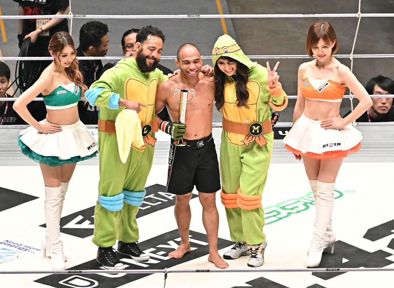 竿本樹生に勝利したジョン・ドッドソンはセコンド、ラウンドガールと記念撮影する（撮影・滝沢徹郎）