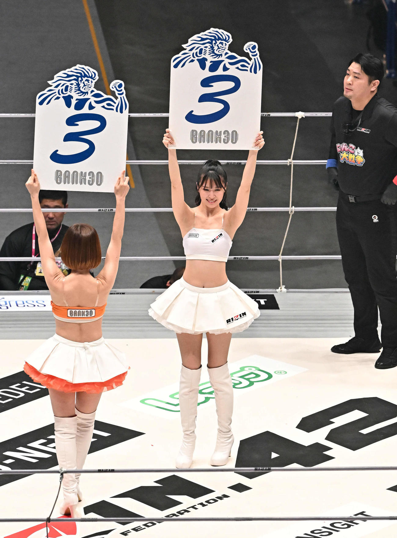 リングを彩るラウンドガール（撮影・滝沢徹郎）