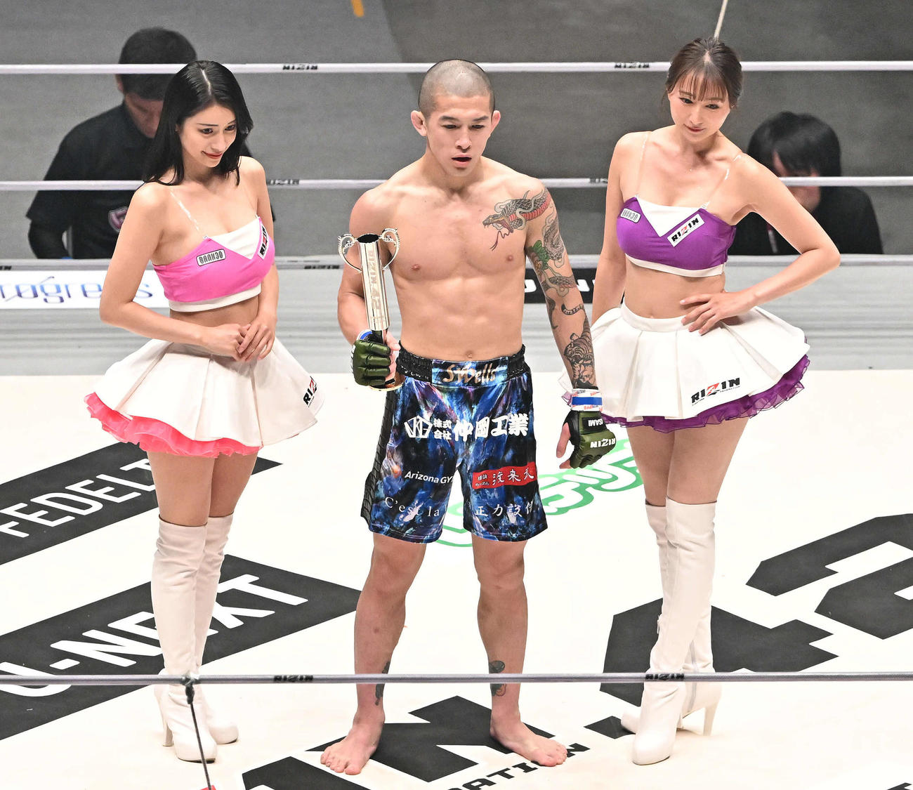 横山武司（中央）は山本琢也に勝利しラウンドガールと記念撮影する（撮影・滝沢徹郎）