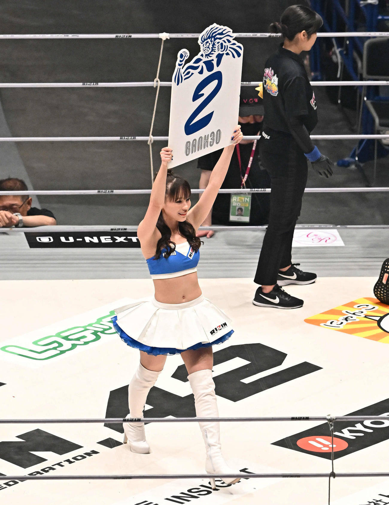 リングを彩るラウンドガール（撮影・滝沢徹郎）
