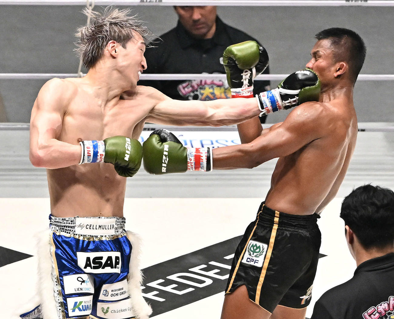 3回、安保瑠輝也（左）はブアカーオ・バンチャメークにパンチを打ち込む（撮影・滝沢徹郎）