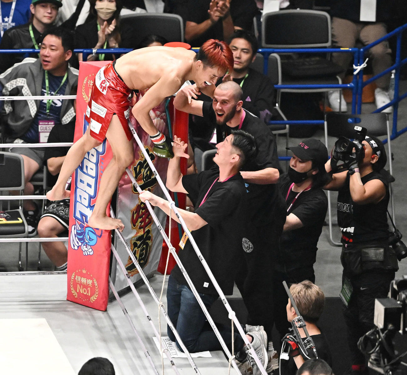 元谷友貴に勝利しセコンドと喜ぶ朝倉海（撮影・滝沢徹郎）
