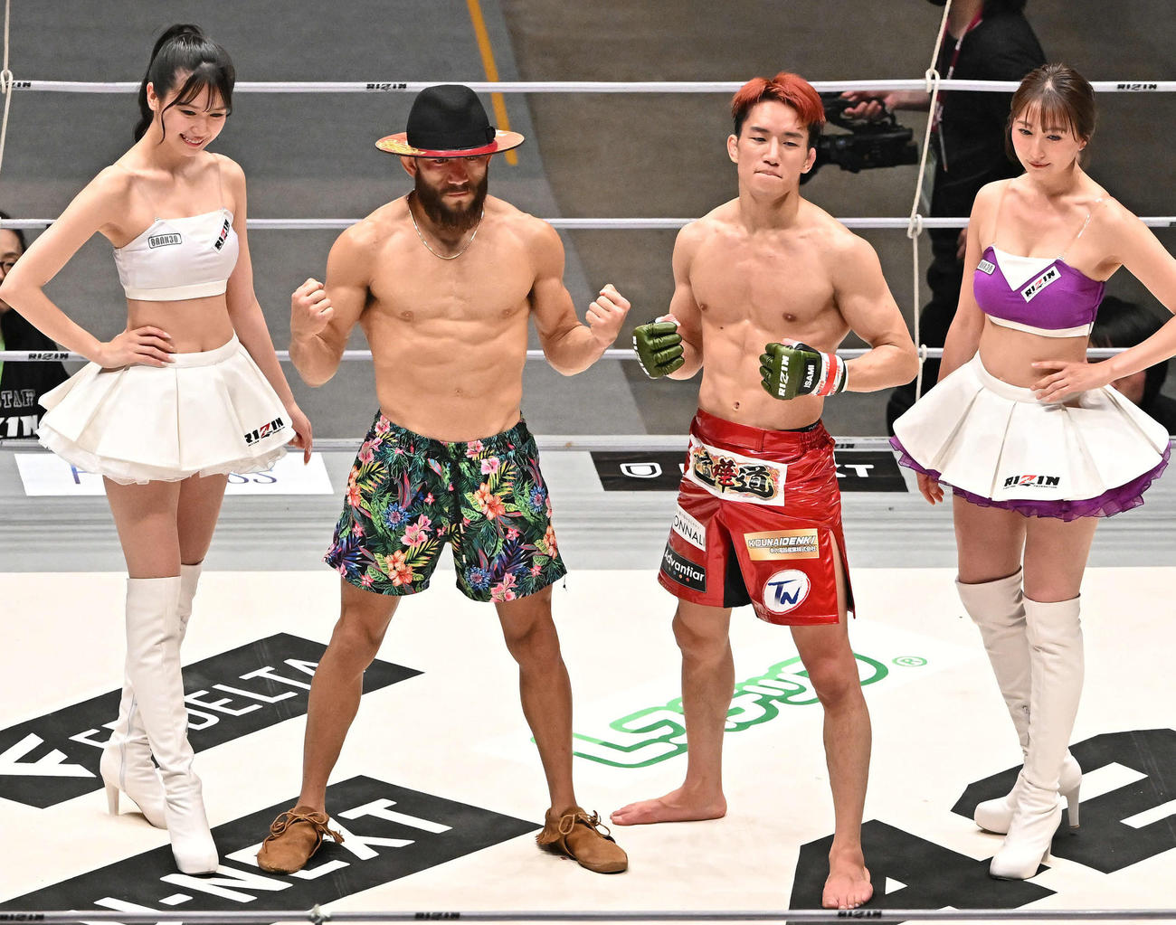 朝倉海（中右）は対戦が決まったフアン・アーチュレッタとポーズを決める（撮影・滝沢徹郎）