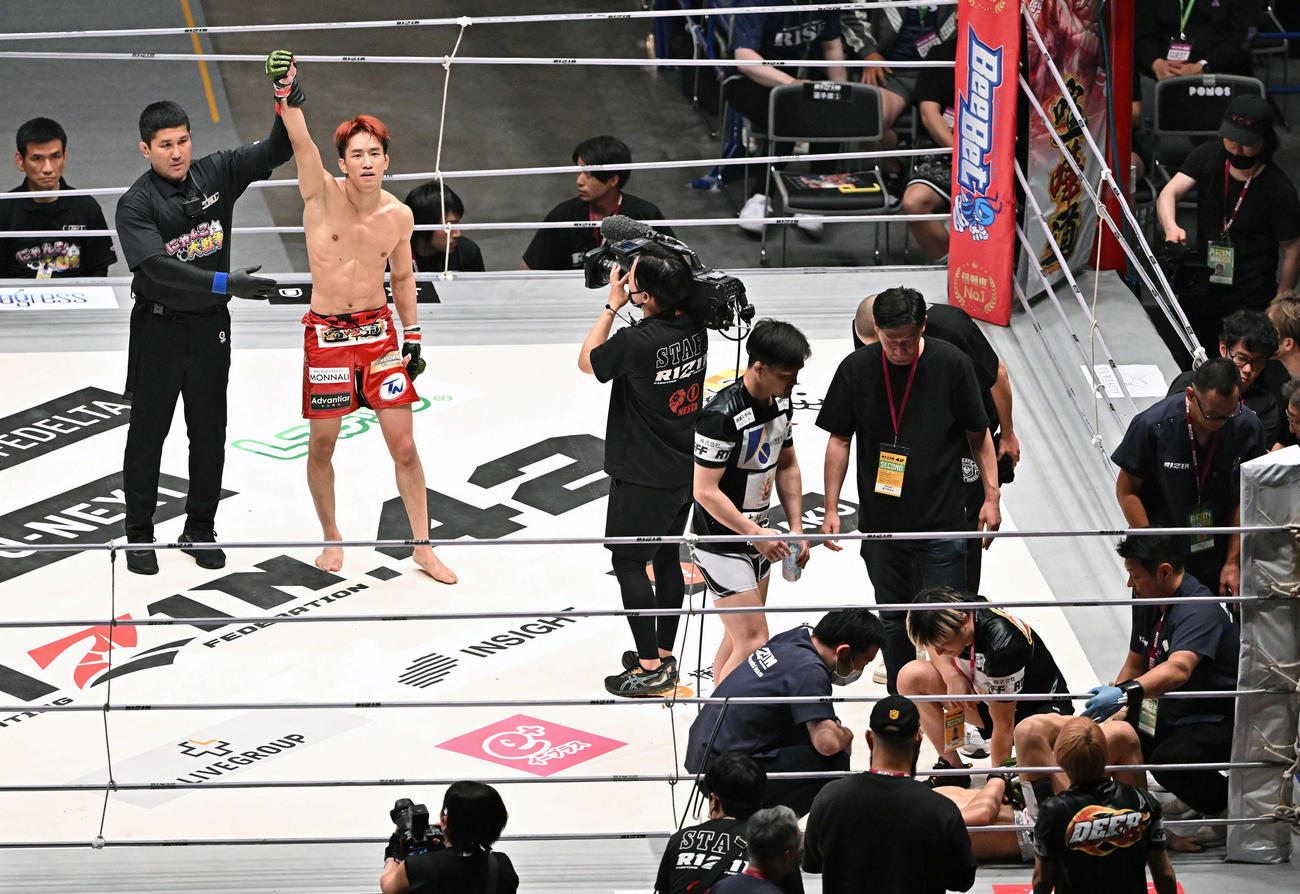 朝倉海（左）は元谷友貴に勝利し勝ち名乗りを受ける（撮影・滝沢徹郎）