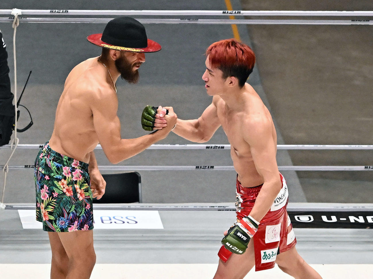 朝倉海（右）は対戦が決まったフアン・アーチュレッタと握手を交わす（撮影・滝沢徹郎）