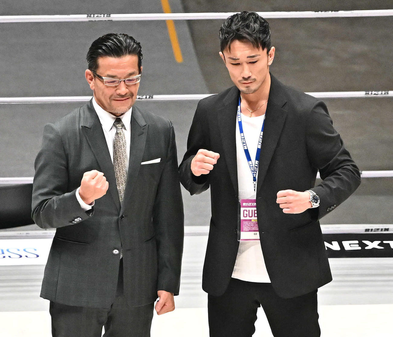 リングでポーズを決める榊原信行CEO（左）と梅野源治（撮影・滝沢徹郎）