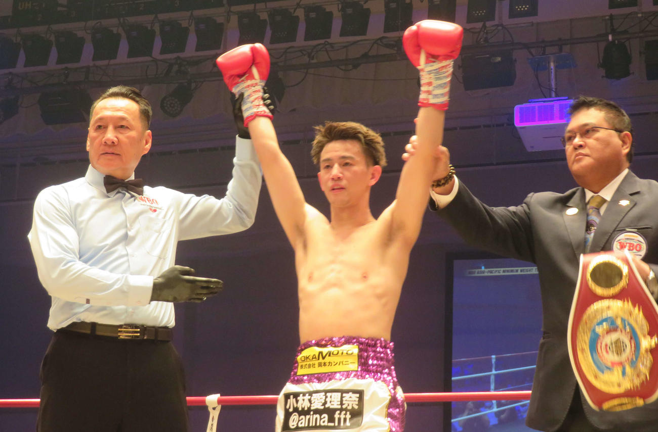 初防衛に成功したWBOアジア・パシフィック・ミニマム級王者小林豪己（中央）