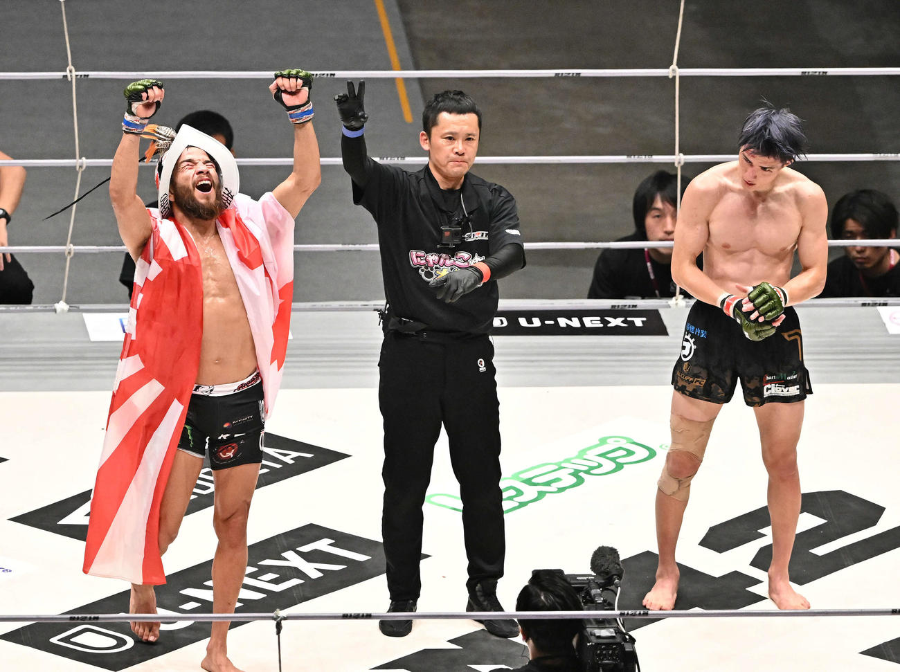 3回、フアン・アーチュレッタ（左）は井上直樹に判定勝ちし喜ぶ（撮影・滝沢徹郎）