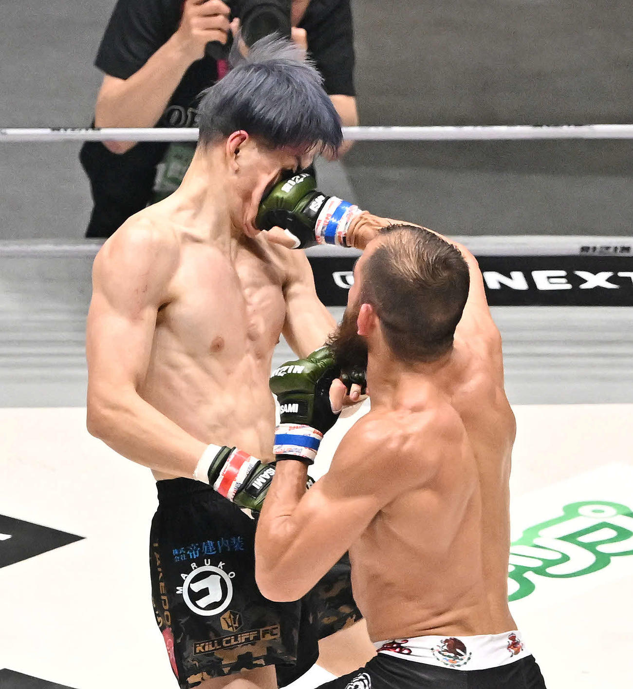 2回、フアン・アーチュレッタ（手前）は井上直樹にパンチを打ち込む（撮影・滝沢徹郎）