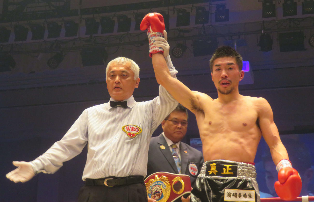 判定勝利でWBOアジア・パシフィック・ライトフライ級王座を獲得した山中竜也（右）