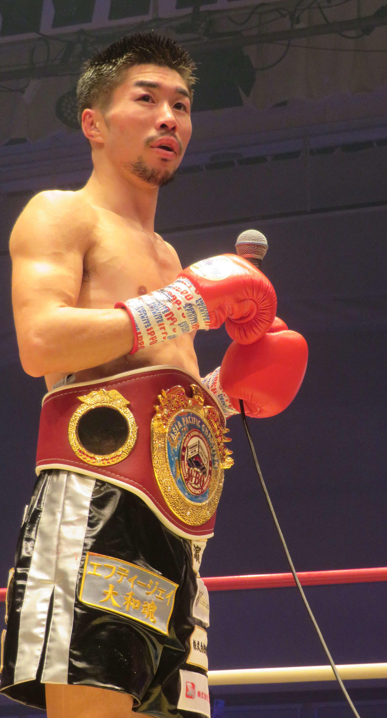 WBOアジア・パシフィック・ライトフライ級王座を獲得し、勝利者インタビューを受ける山中竜也