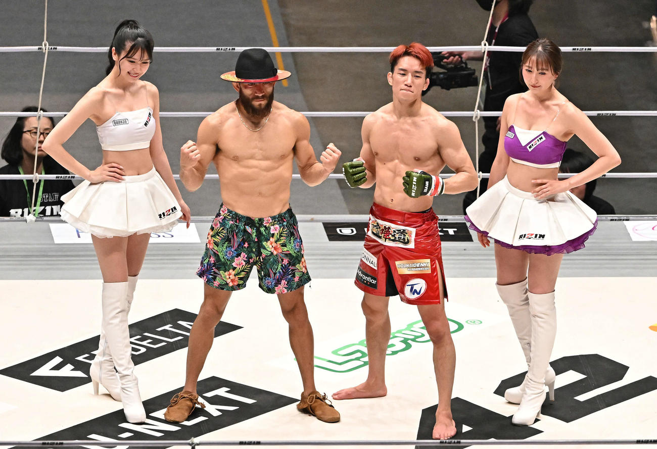 朝倉海（中右）は対戦が決まったフアン・アーチュレッタとポーズを決める（撮影・滝沢徹郎）