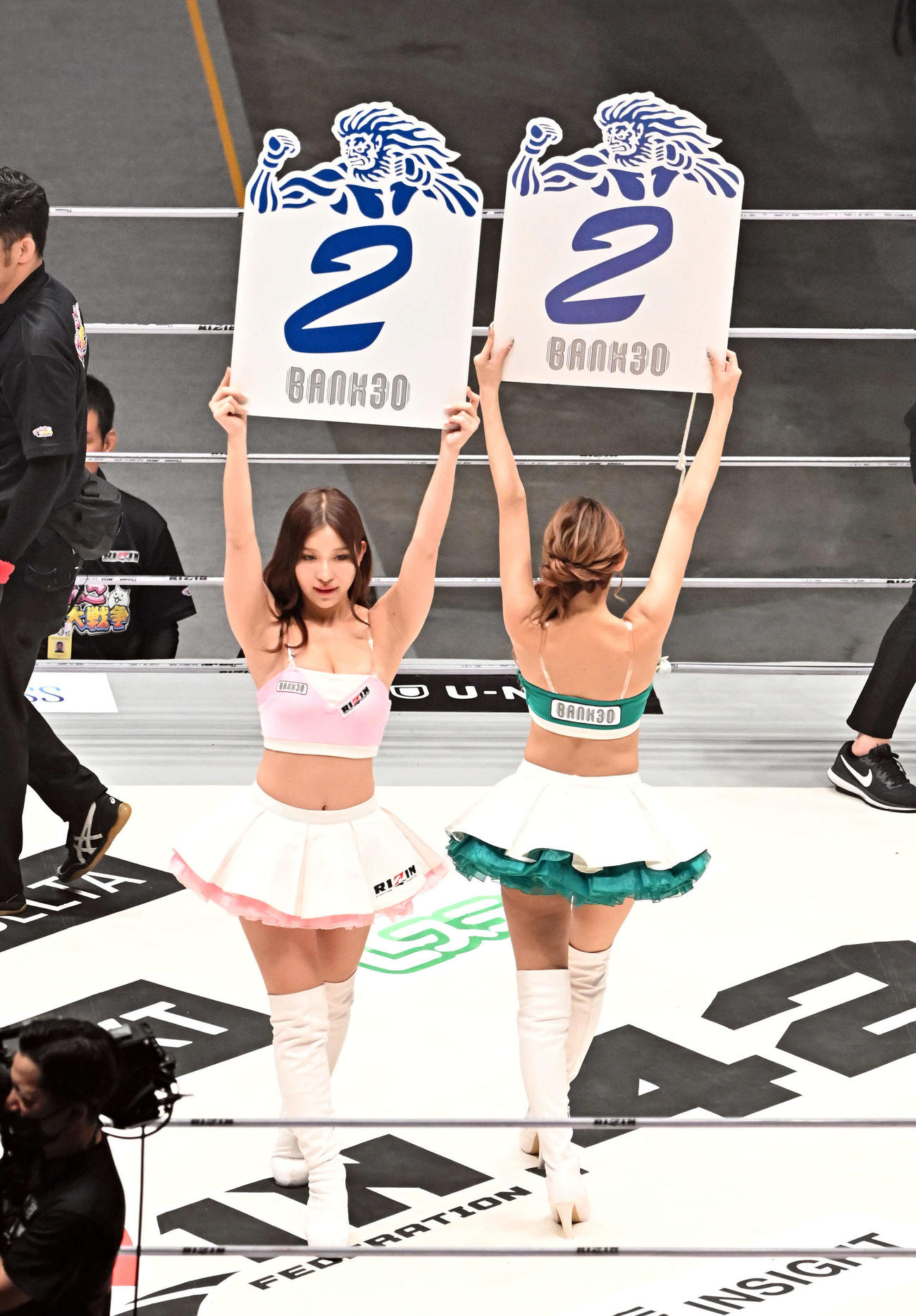 リングを彩るラウンドガール（撮影・滝沢徹郎）