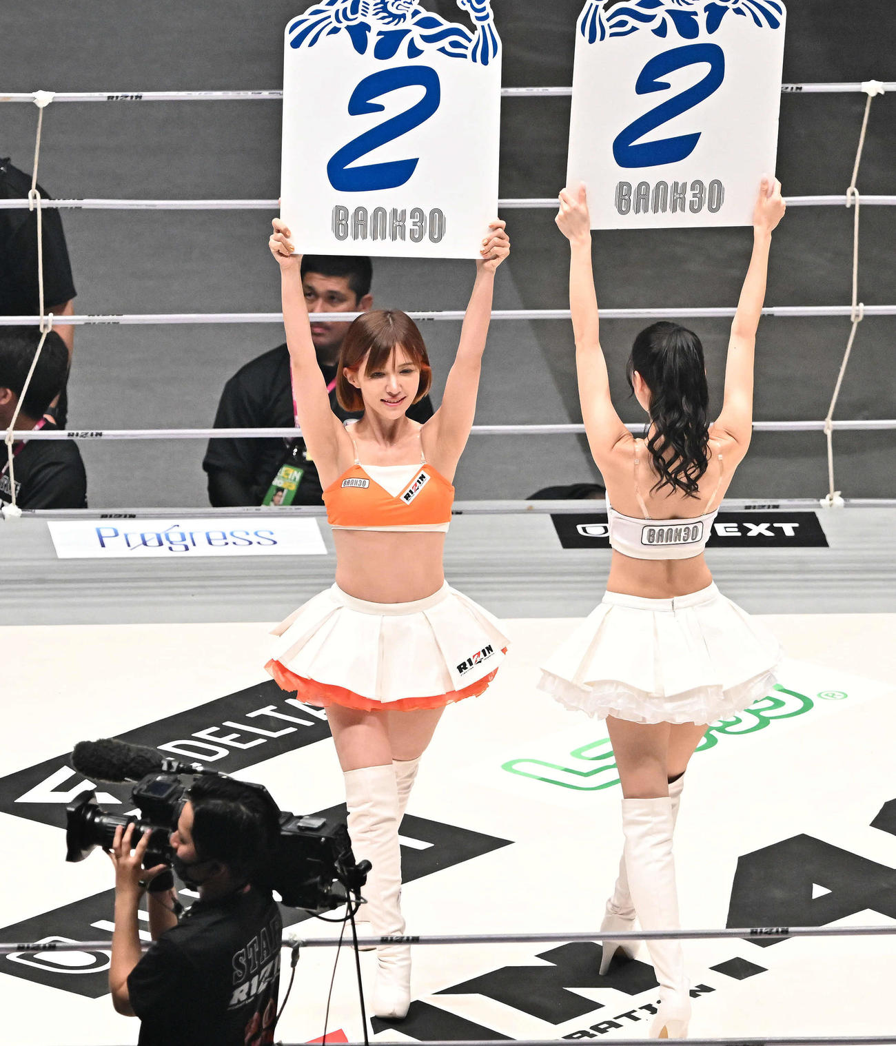 リングを彩るラウンドガール（撮影・滝沢徹郎）
