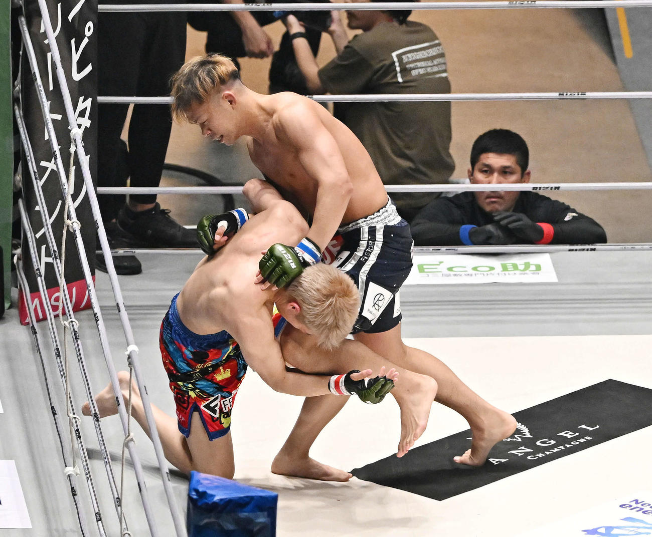 1回、三浦孝太（左）に膝蹴りを見舞うYA－MAN（撮影・滝沢徹郎）