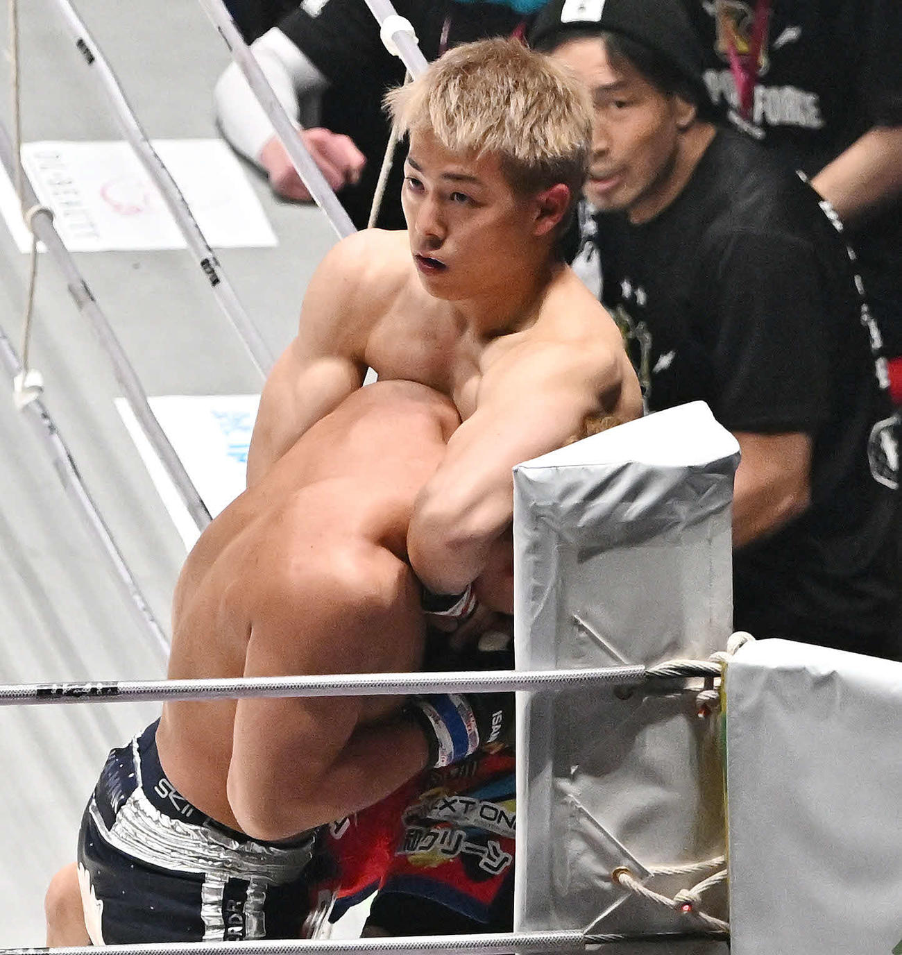 1回、三浦孝太（上）はYA－MANを攻める（撮影・滝沢徹郎）