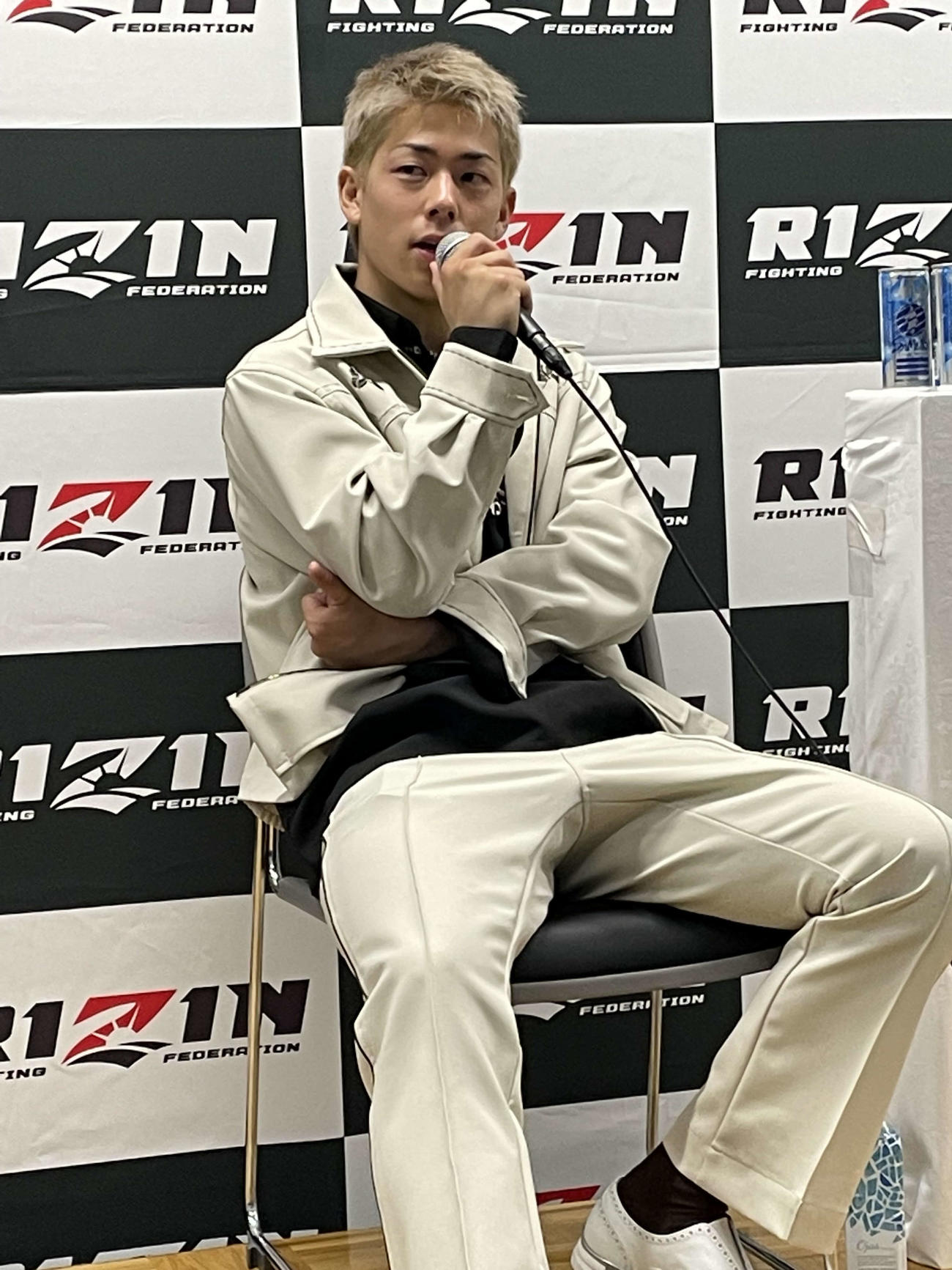 YA－MANに敗れ、試合後のインタビュールームで悔しそうな表情を浮かべる三浦孝太