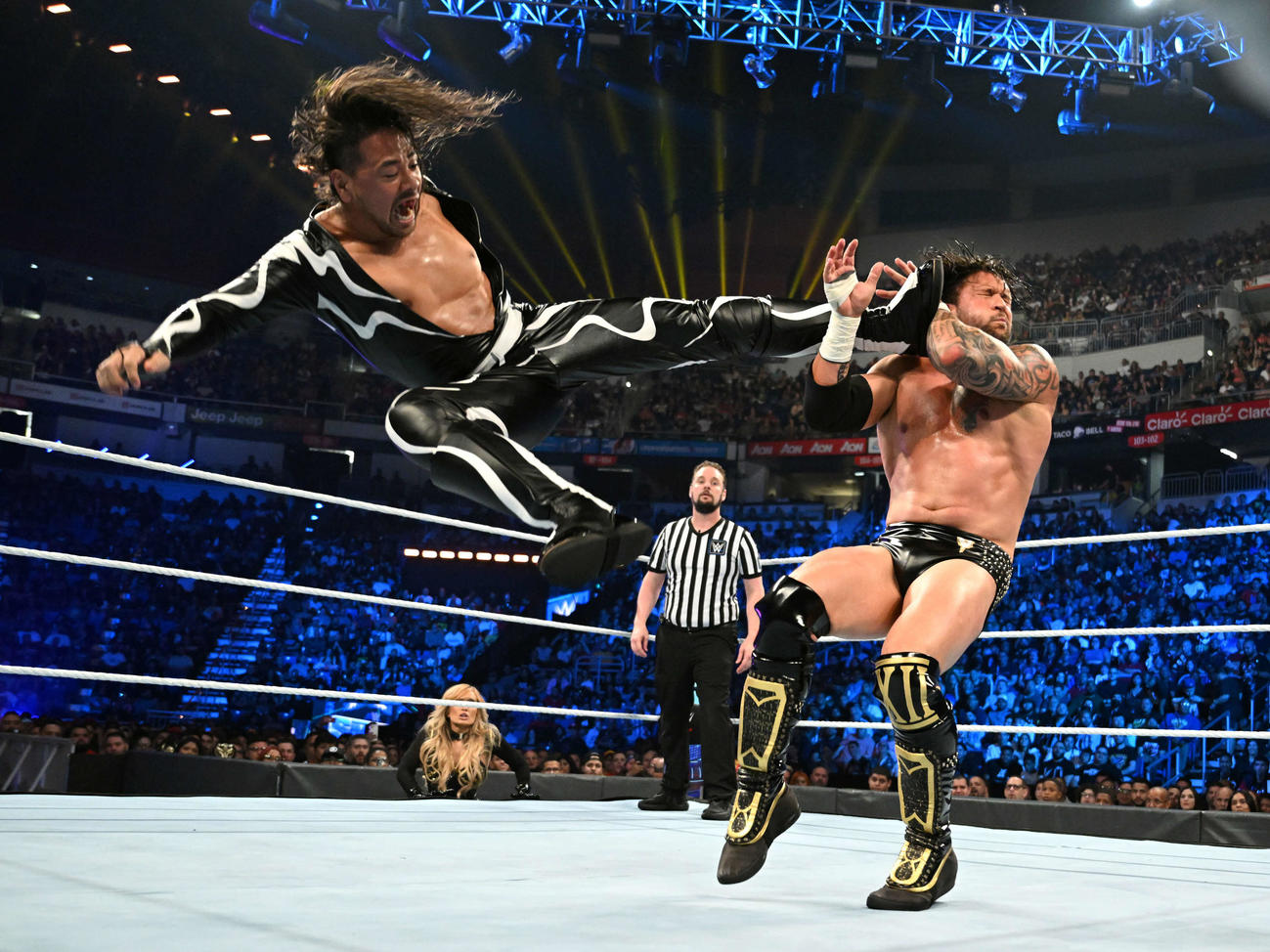 カリオン・クロス（右）にライダーキックを成功させた中邑真輔（C）2023 WWE, Inc. All Rights Reserved.