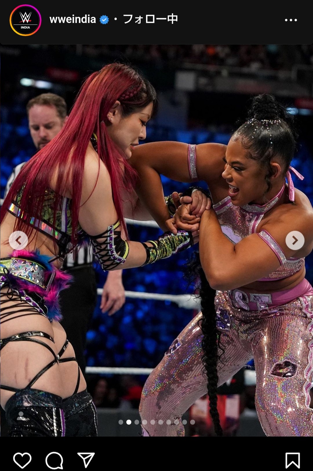 ロウ女子王者ビアンカ・ブレア（右）と力比べするイヨ・スカイ（WWEインド公式インスタグラムから）