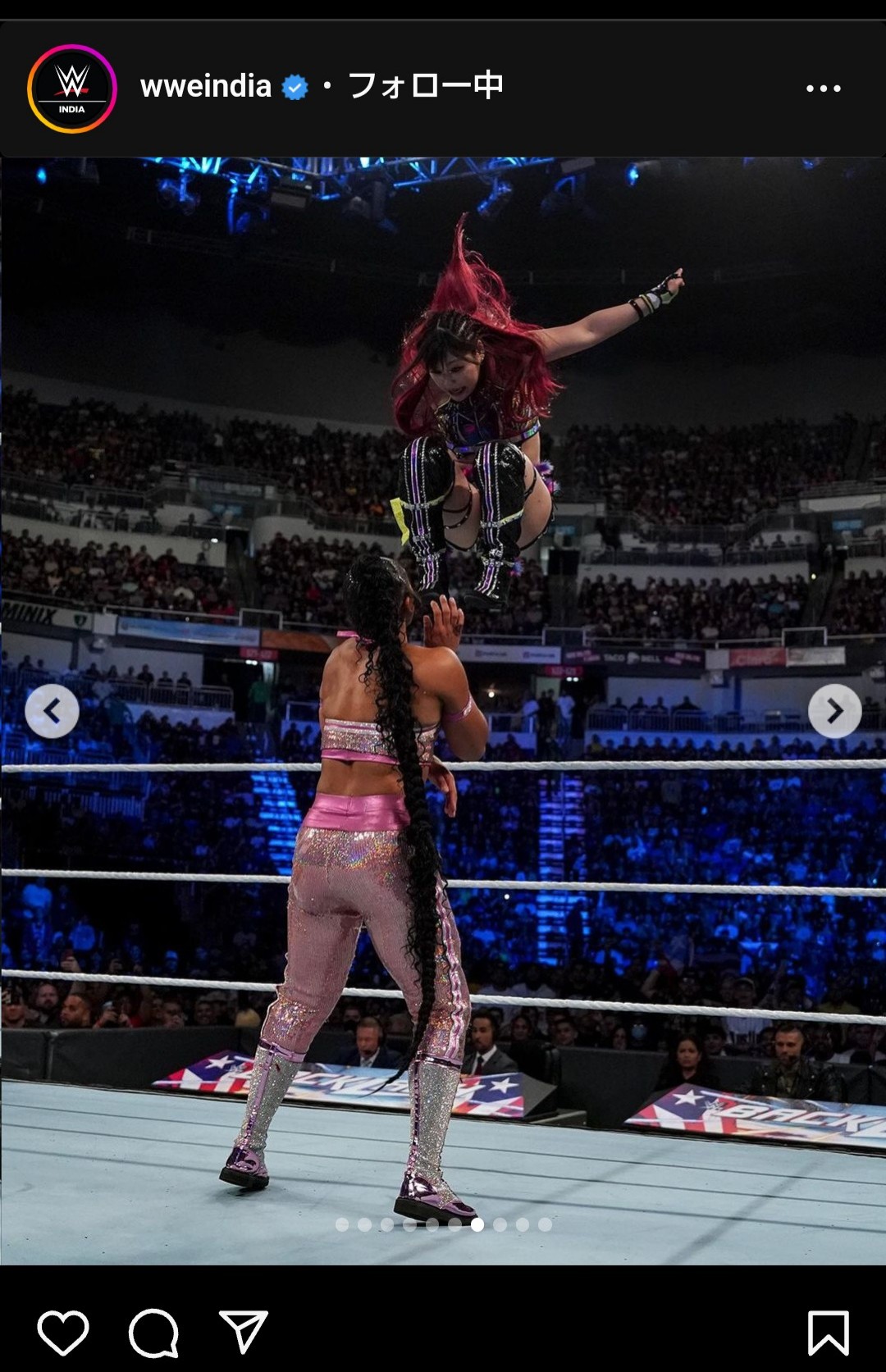 ロウ女子王者ビアンカ・ブレア（手前）にスワンダイブ式ミサイルキックを放ったイヨ・スカイ（WWEインド公式インスタグラムから）