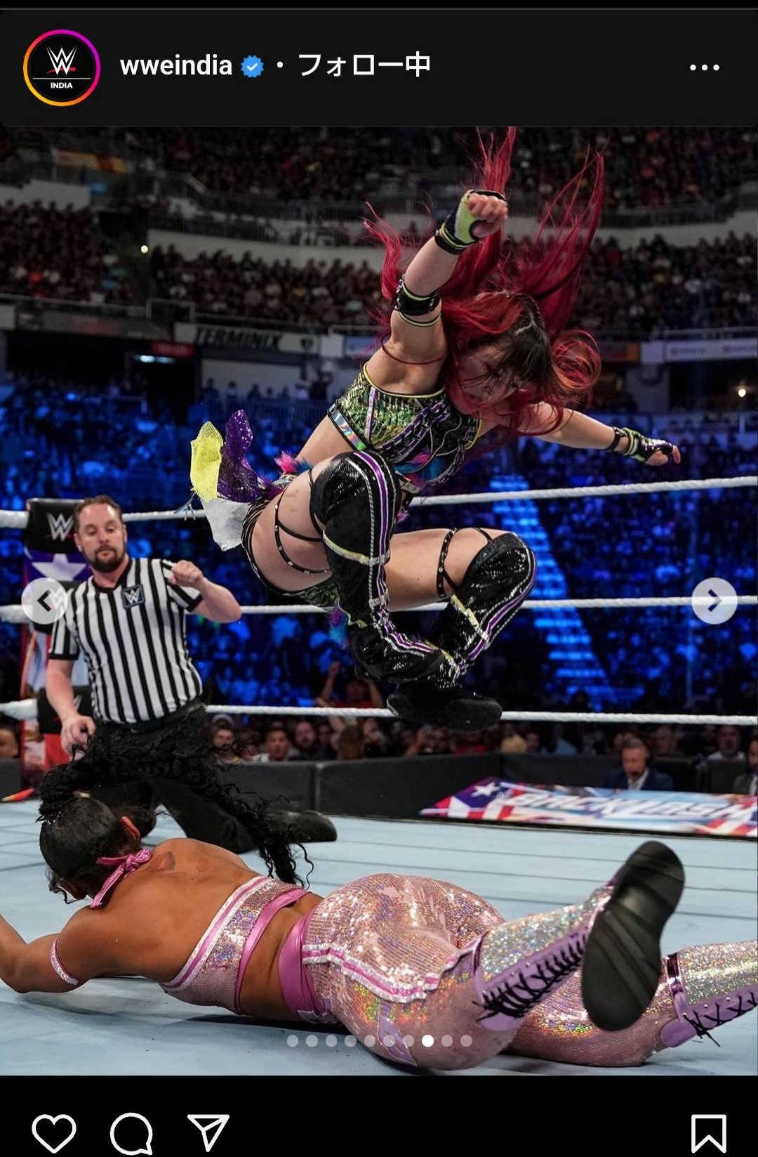 ロウ女子王者ビアンカ・ブレア（下）を踏み付ける挑戦者イヨ・スカイ（WWEインド公式インスタグラムから）