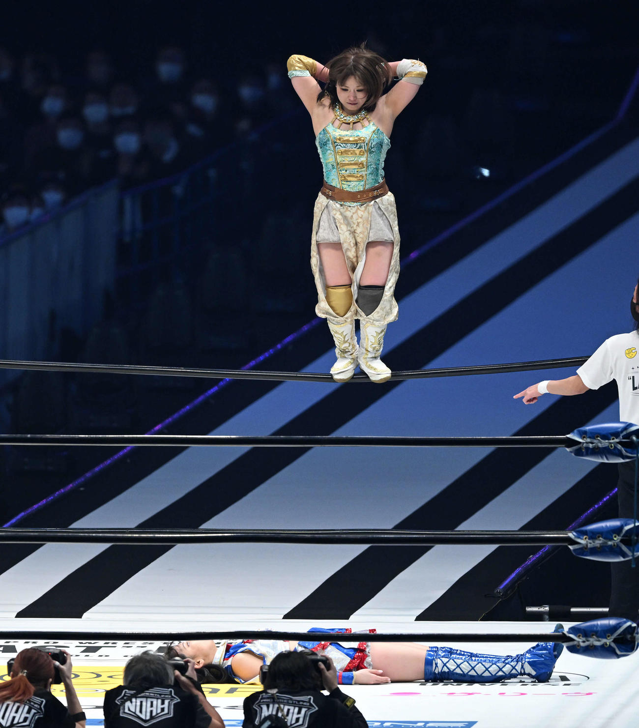 荒井優希に魔法少女にわとり野郎を決める坂崎ユカ（上）（2023年2月撮影）