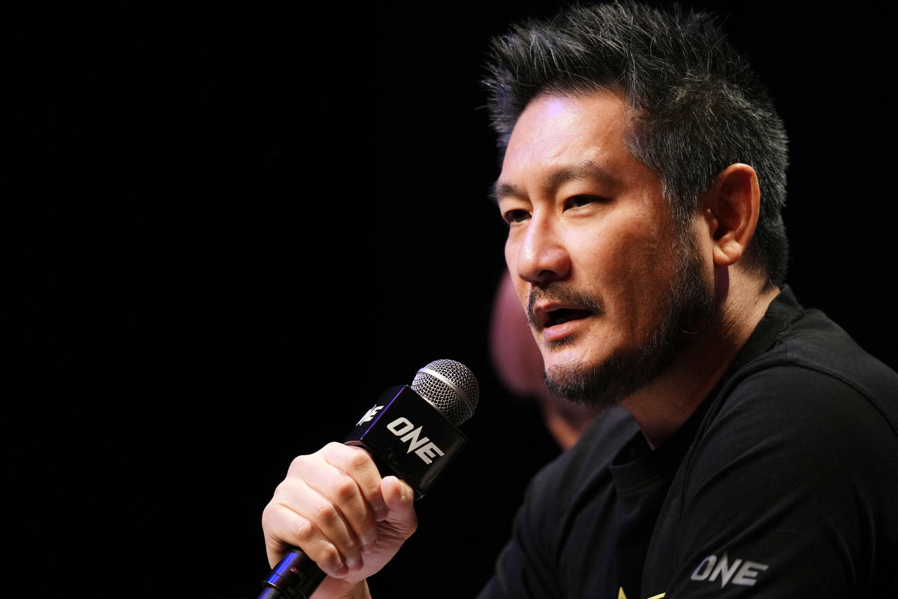 新契約発表会見に登壇したチャトリ・シットヨートンCEO（撮影・横山健太）