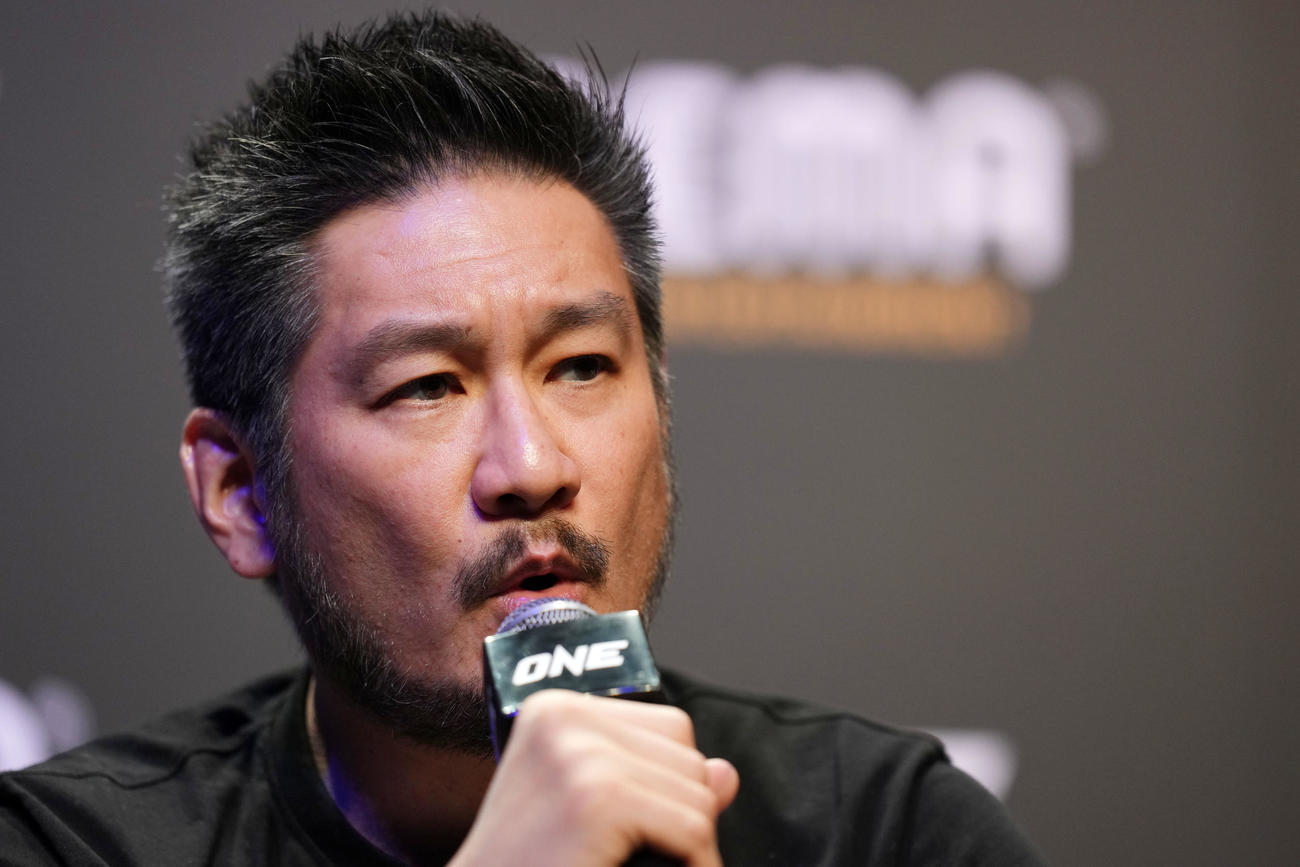 新契約発表会見に登壇したチャトリ・シットヨートンCEO（撮影・横山健太）