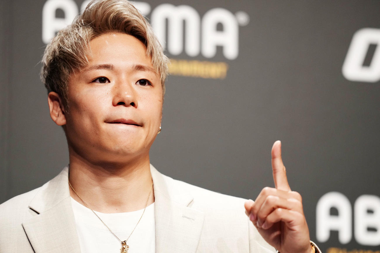 ONEポーズをする武尊（撮影・横山健太）