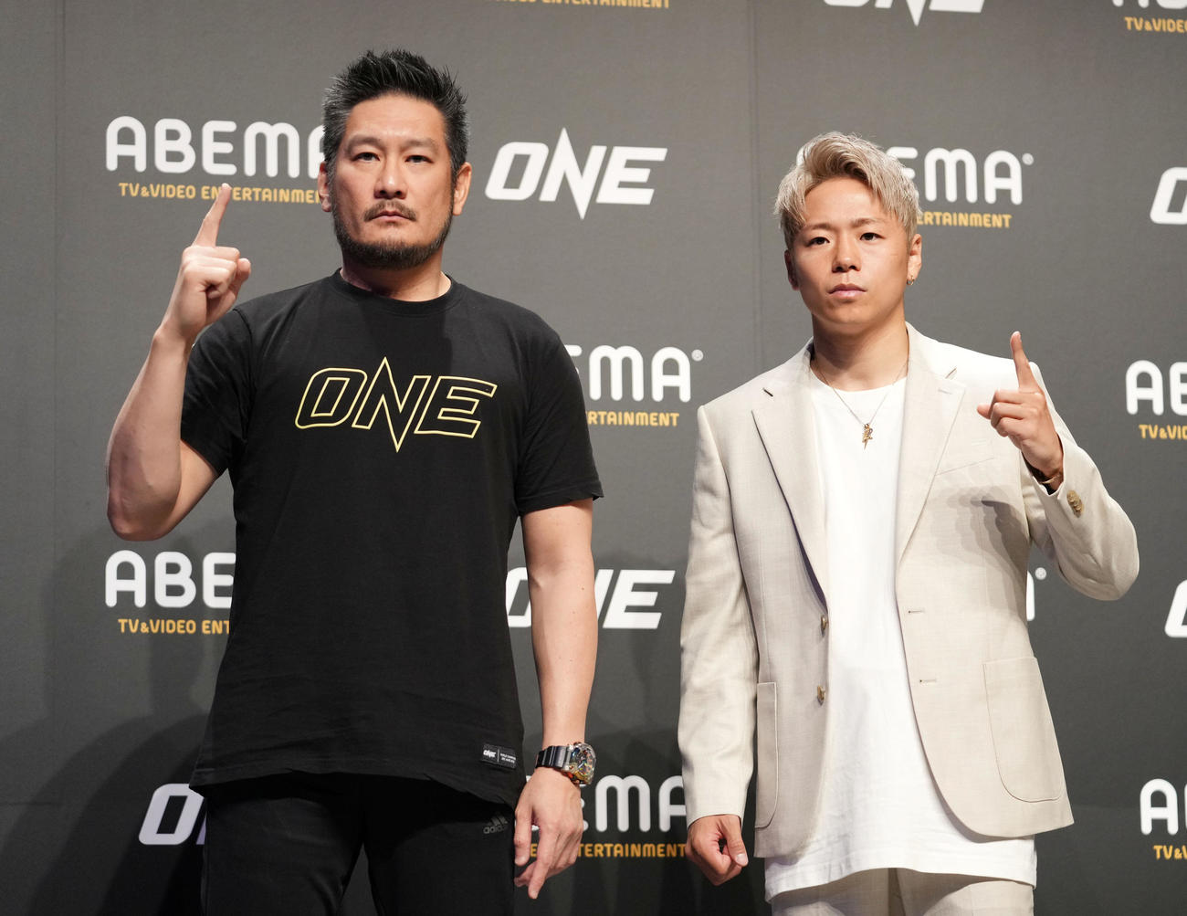 ONEポーズをする武尊（右）とチャトリ・シットヨートンCEO（撮影・横山健太）