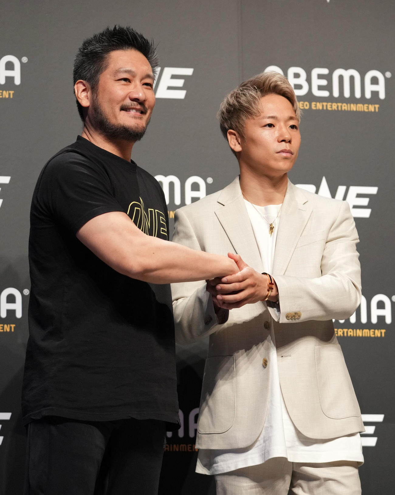 握手を交わす武尊（右）とチャトリ・シットヨートンCEO（撮影・横山健太）