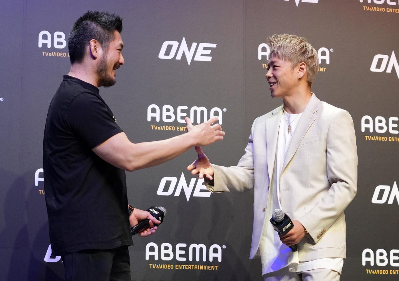 会見を終え握手を交わす武尊（右）とチャトリ・シットヨートンCEO（撮影・横山健太）