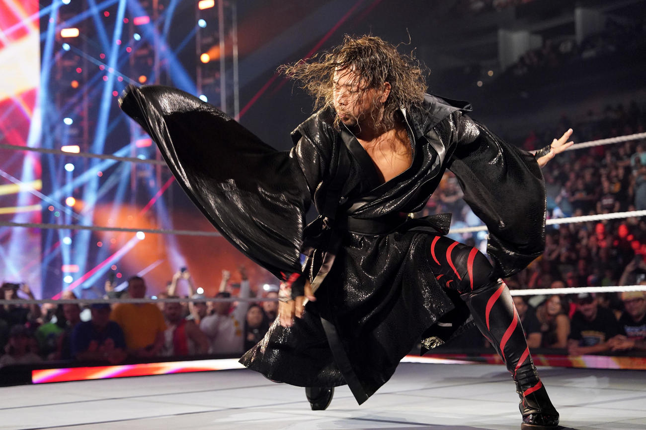 ロウ移籍初戦の3WAY戦に向けて華麗に入場した中邑真輔（C）2023 WWE, Inc. All Rights Reserved.